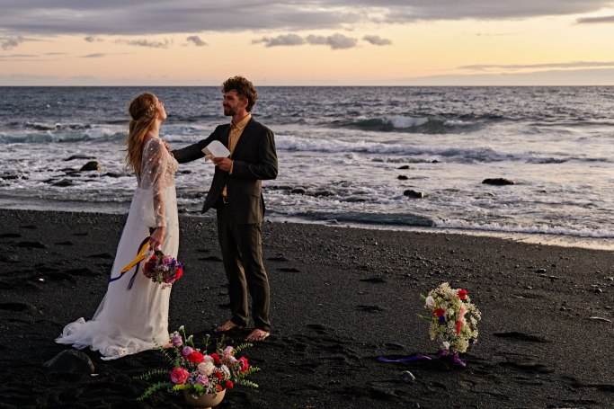 Hochzeitsfotografie Teneriffa Strand – Brautpaar küsst sich im goldenen Sonnenlicht © Chirlyart