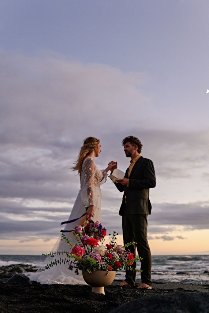 Hochzeit Kanaren – Bräutigam Portrait am Atlantikstrand Teneriffa © Chirlyart