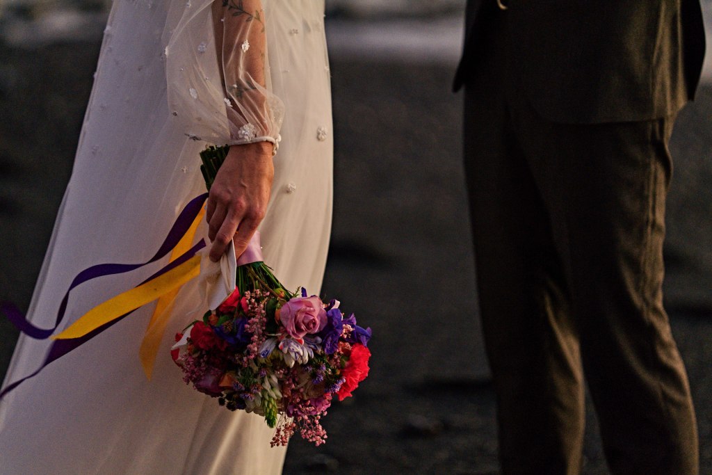 Elopement Teneriffa – Brautpaar am Strand, romantisches Abendlicht Atlantik © Chirlyart