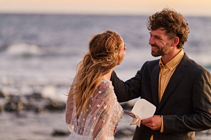 Elopement Teneriffa – Brautpaar spaziert am Atlantik, warmes Sonnenlicht Kanaren © Chirlyart