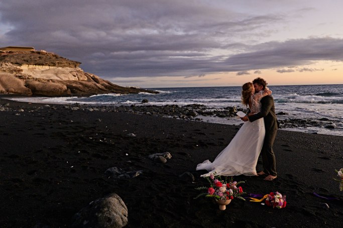 Hochzeit Strand Teneriffa – romantische Stimmung Brautpaar goldenes Licht Atlantik © Chirlyart