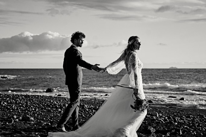 Elopement Kanaren – Brautpaar läuft am Strand, Atlantik Hintergrund Teneriffa © Chirlyart