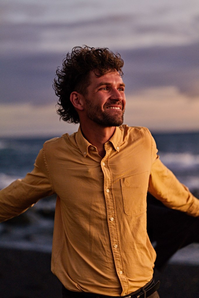 Hochzeit Teneriffa – Bräutigam Portrait am Strand, warmes Licht Kanaren © Chirlyart
