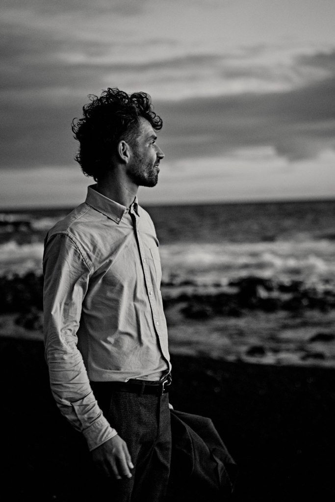 Elopement Teneriffa – Braut Portrait flowinges Kleid, goldenes Sonnenlicht Atlantik © Chirlyart