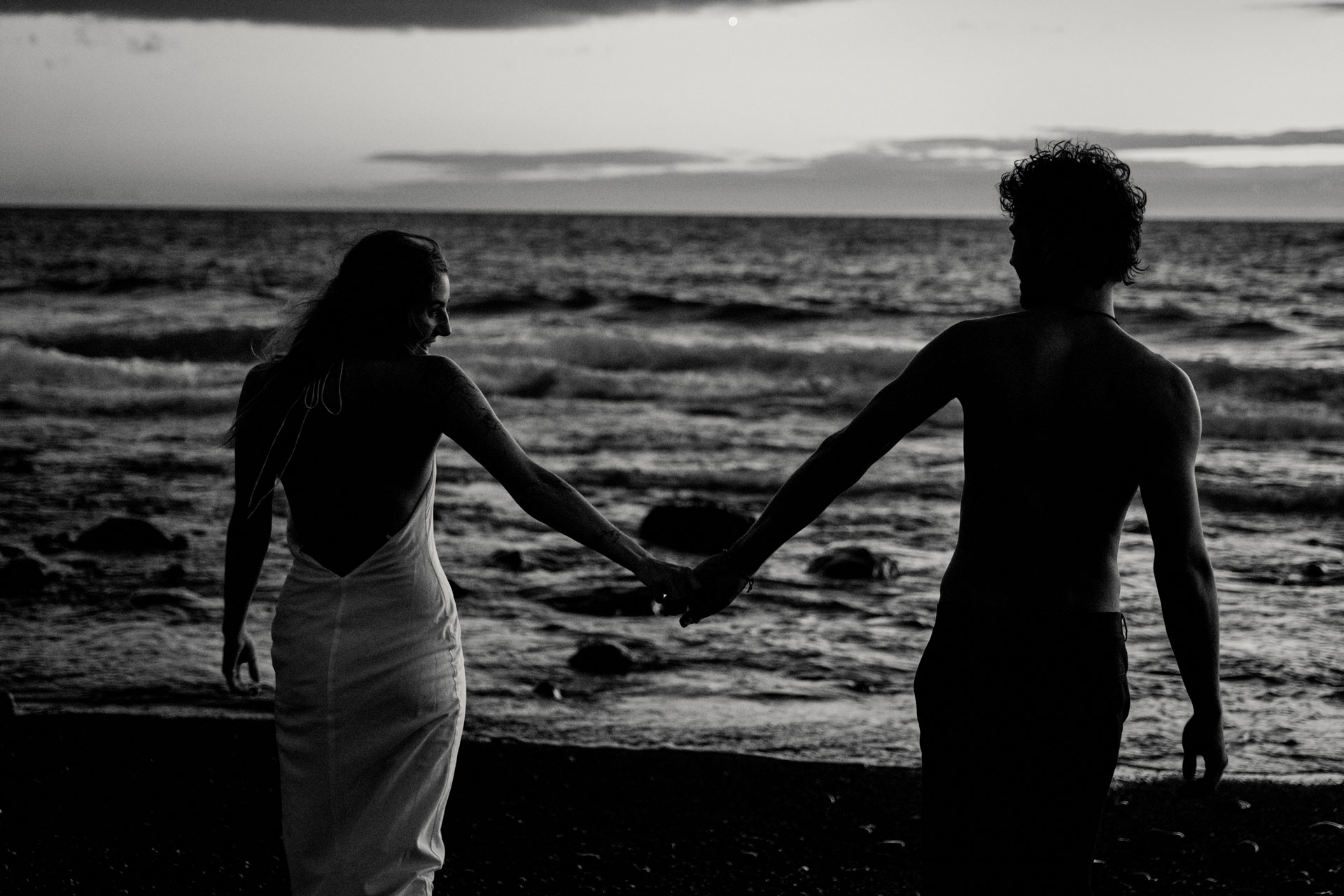 Elopement Teneriffa Strand – Brautpaar Hand in Hand Atlantik goldene Stunde Kanaren © Chirlyart