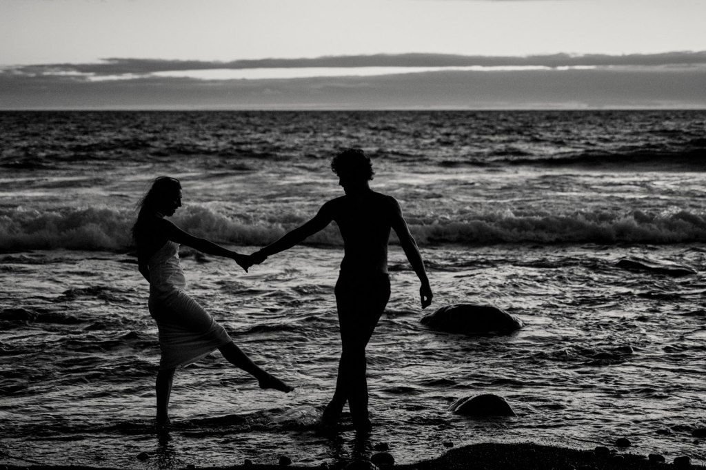 Elopement Teneriffa – Brautpaar am Atlantikstrand, romantisches Abendlicht Kanaren © Chirlyart