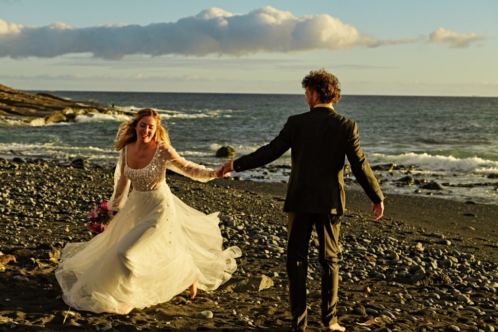 Elopement Teneriffa – Brautpaar umarmt sich am Strand, goldenes Licht Atlantik © Chirlyart