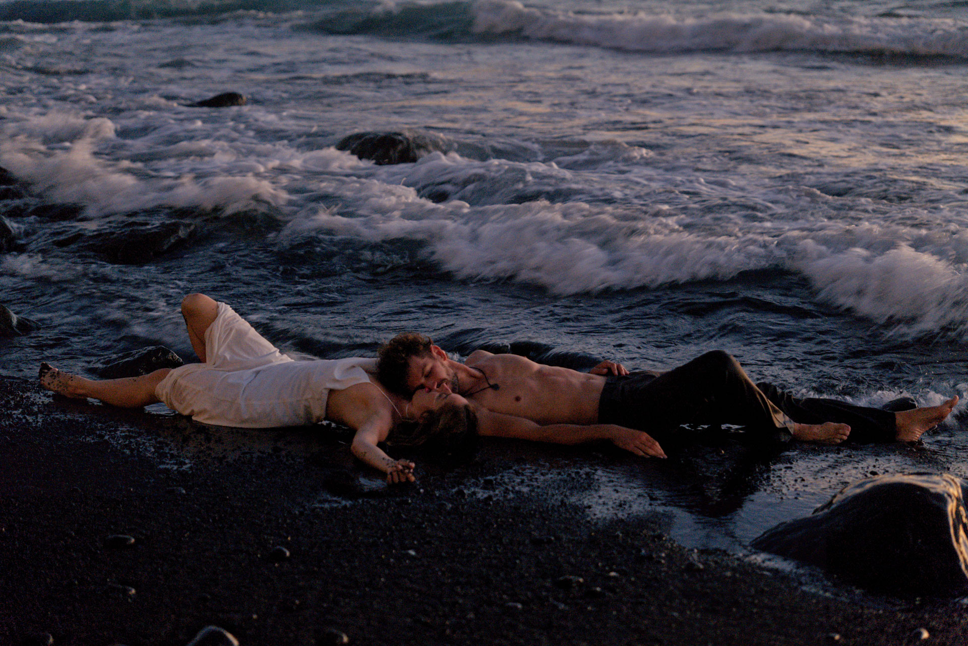 Elopement Teneriffa – Doris und O am Strand, goldenes Licht Kanaren © Chirlyart