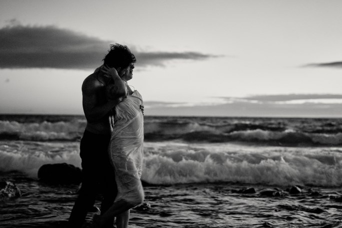 Elopement Teneriffa – Brautpaar tanzt am Strand, goldenes Abendlicht Kanaren © Chirlyart