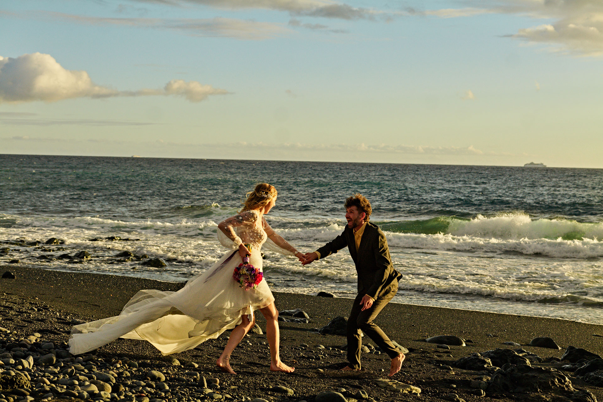Elopement Teneriffa – Brautpaar am Atlantikstrand, romantisches Abendlicht Kanaren © Chirlyart