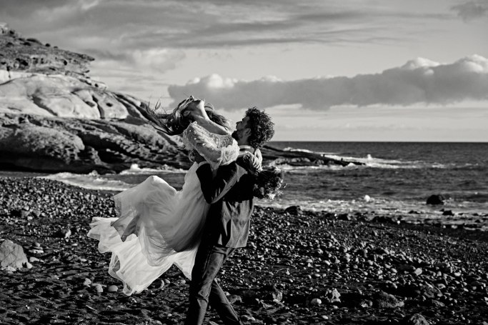 Hochzeitsfotografie Teneriffa – Brautpaar Hand in Hand am Strand, romantische Stimmung © Chirlyart