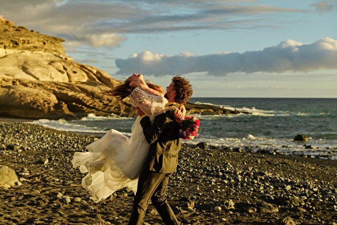Elopement Teneriffa – Brautpaar umarmt sich am Atlantik, goldenes Licht Kanaren © Chirlyart