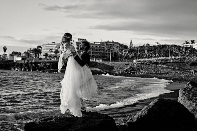 Hochzeit Teneriffa Strand – romantisches Brautpaarportrait goldene Stunde © Chirlyart