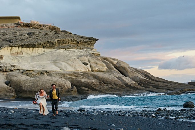 Elopement Teneriffa – Brautpaar küsst sich am Strand, Atlantik Wellen Kanaren © Chirlyart