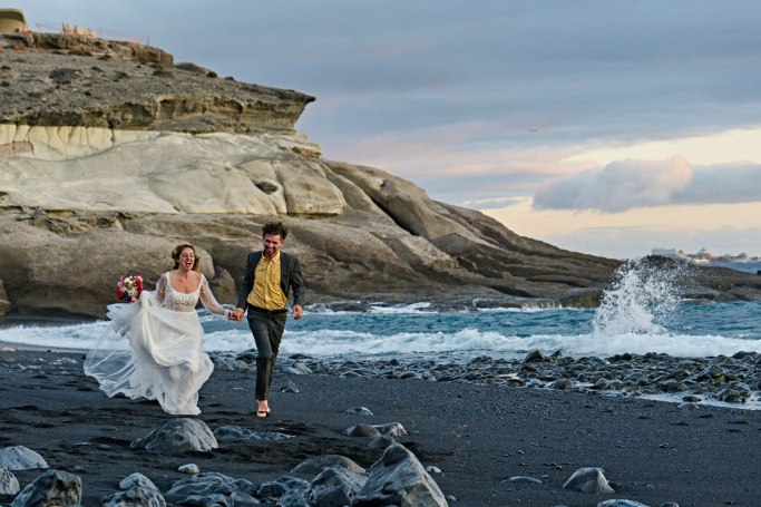 Hochzeit Teneriffa – Brautpaar Portrait am Atlantik, romantisches Abendlicht Kanaren © Chirlyart