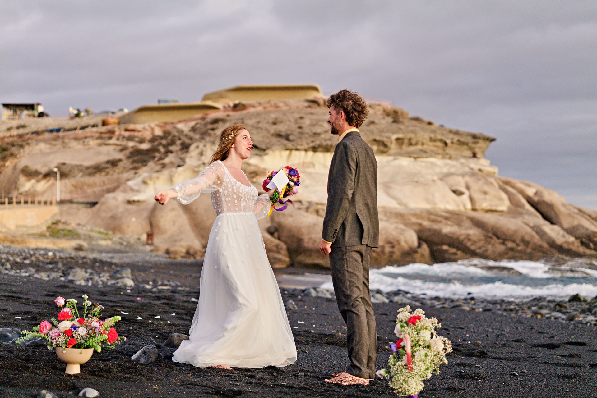 Elopement Teneriffa Abschluss – Doris und O am Atlantikstrand, goldene Stunde Kanaren © Chirlyart