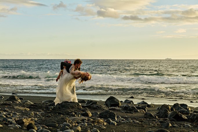 Hochzeitsfotografie Teneriffa – Brautpaar Hand in Hand am Strand goldene Stunde © Chirlyart