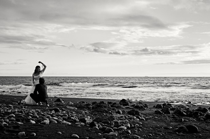 Elopement Teneriffa – Brautpaar romantischer Moment am Atlantik Kanaren © Chirlyart