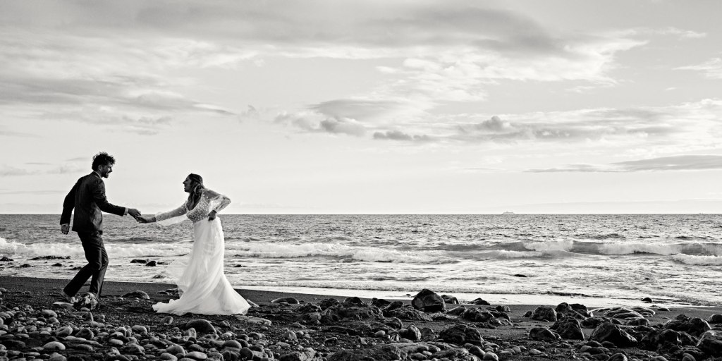 Hochzeit Teneriffa Panorama – Brautpaar am Strand weite Landschaft Kanaren © Chirlyart