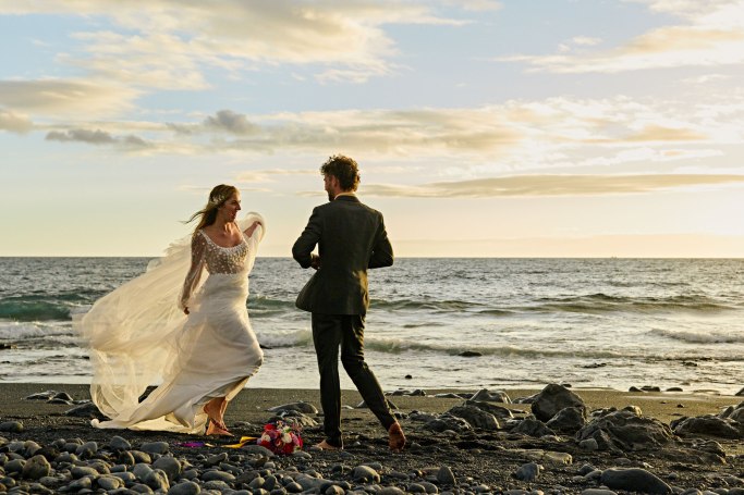 Elopement Teneriffa – Brautpaar küsst sich am Strand, Atlantik Teneriffa © Chirlyart