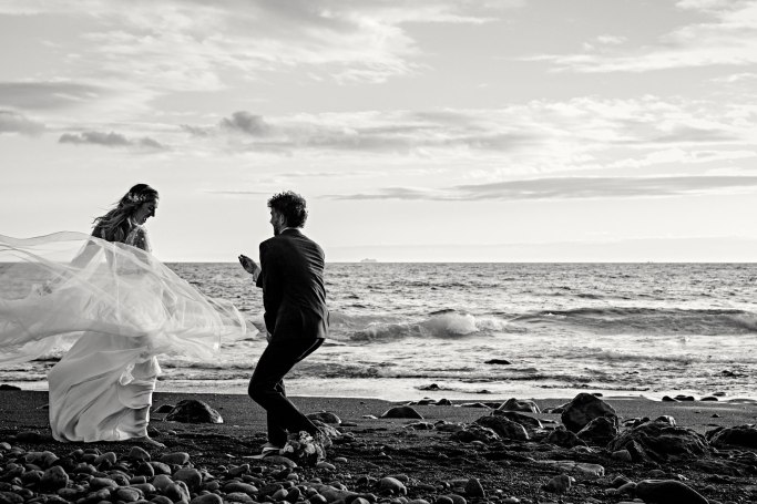 Hochzeitsfotografie Teneriffa – Brautpaar innige Umarmung goldenes Licht Kanaren © Chirlyart