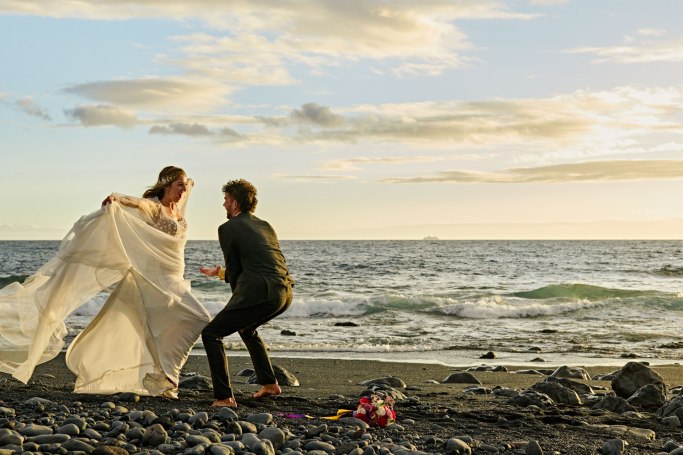 Elopement Kanaren Teneriffa – Brautpaar romantischer Moment Atlantik © Chirlyart