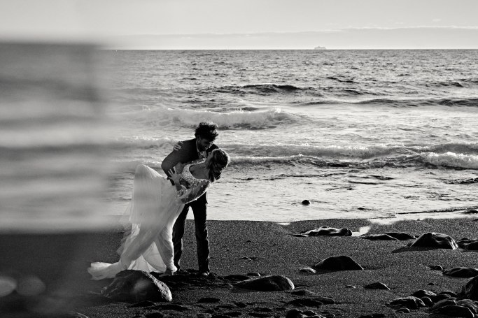 Elopement Teneriffa – Brautpaar spaziert am Strand goldenes Abendlicht Kanaren © Chirlyart