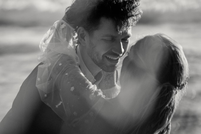 Hochzeit Teneriffa – Brautpaar romantischer Kuss Atlantikstrand Kanaren © Chirlyart