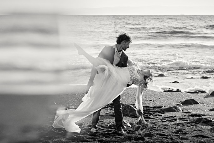 Hochzeitsfotografie Teneriffa – Brautpaar Hand in Hand warmes Licht Kanaren © Chirlyart