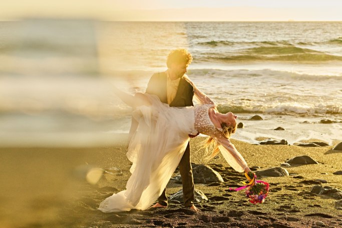 Elopement Teneriffa – Brautpaar romantische Stimmung Atlantik Strand © Chirlyart