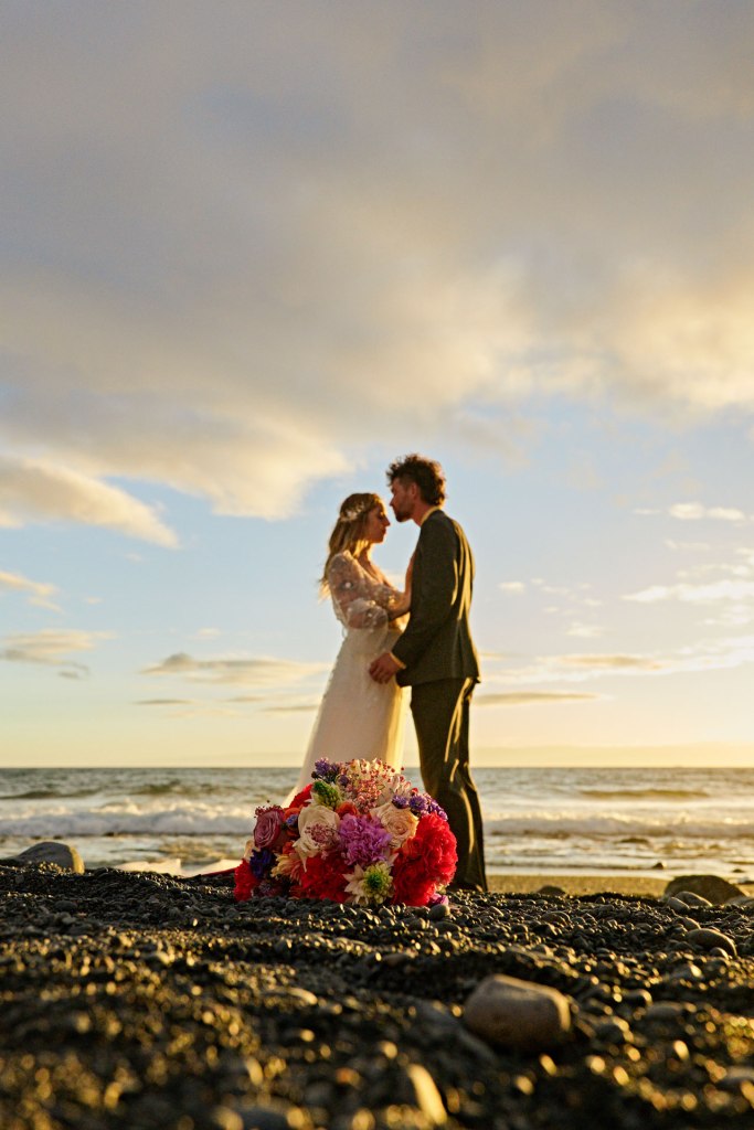 Hochzeit Teneriffa – Braut Portrait flowinges Kleid, Strand Kanaren © Chirlyart