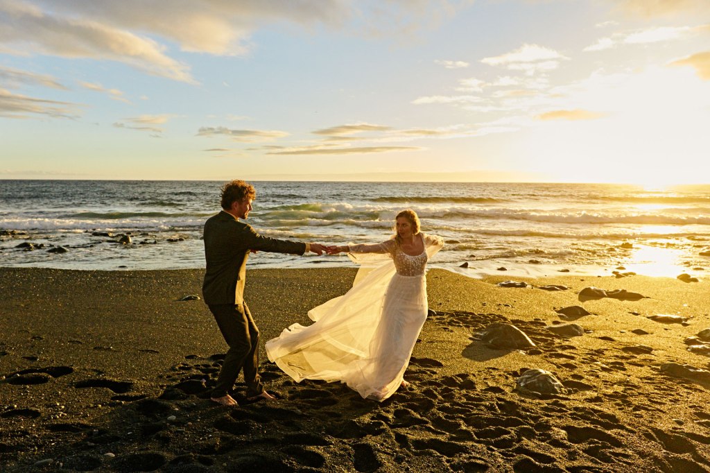 Elopement Teneriffa – Brautpaar läuft am Atlantik, goldenes Abendlicht Kanaren © Chirlyart