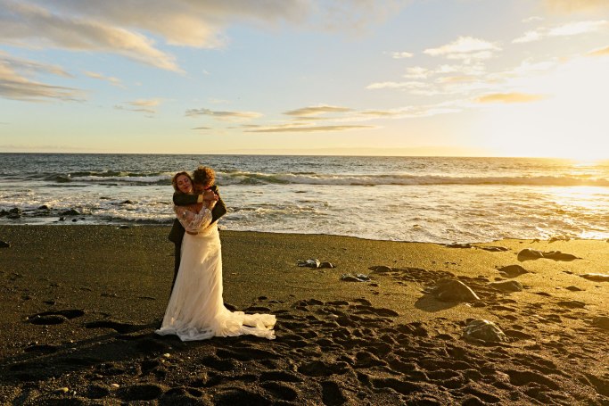 Hochzeitsfotografie Teneriffa – Brautpaar küsst sich goldenes Abendlicht Kanaren © Chirlyart