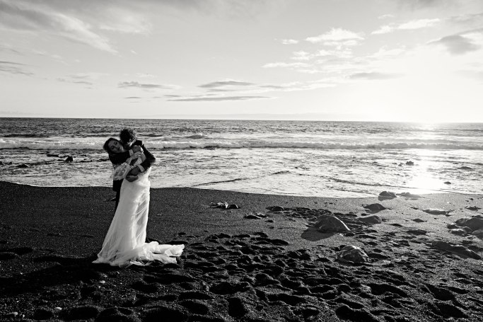 Elopement Teneriffa – Brautpaar romantische Umarmung Atlantikstrand warmes Licht © Chirlyart