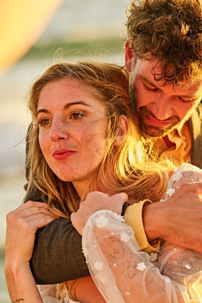 Hochzeit Kanaren – Braut Portrait flowinges Kleid, goldene Stunde Teneriffa © Chirlyart