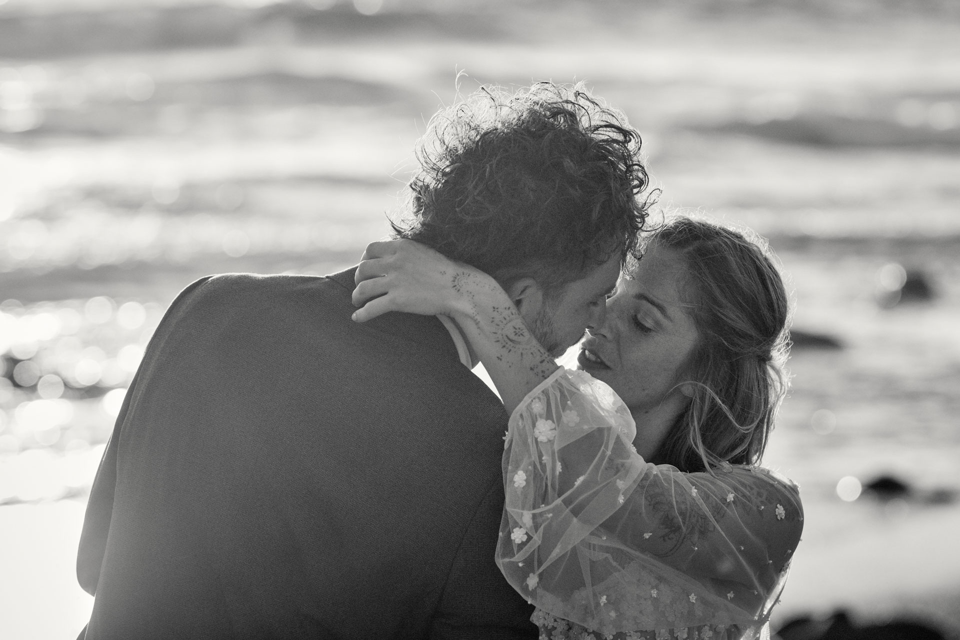 Elopement Teneriffa – Brautpaar am Strand weites Panorama Atlantik goldene Stunde Kanaren © Chirlyart