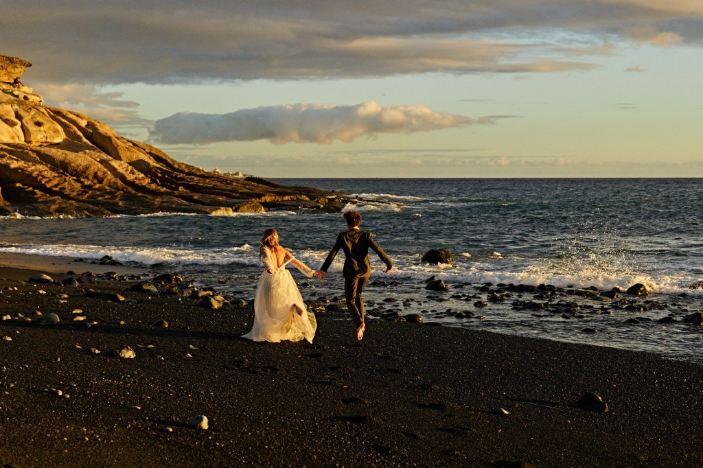 Elopement Teneriffa – Brautpaar inniger Kuss Atlantikstrand warmes Abendlicht Kanaren © Chirlyart