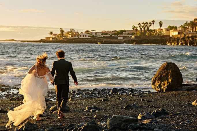 Elopement Teneriffa – Brautpaar küsst sich am Strand, Atlantikwellen Kanaren © Chirlyart