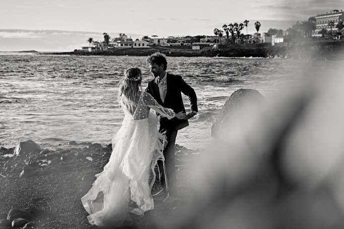 Hochzeit Teneriffa – Brautpaar umarmt sich goldene Stunde Atlantik Kanaren © Chirlyart