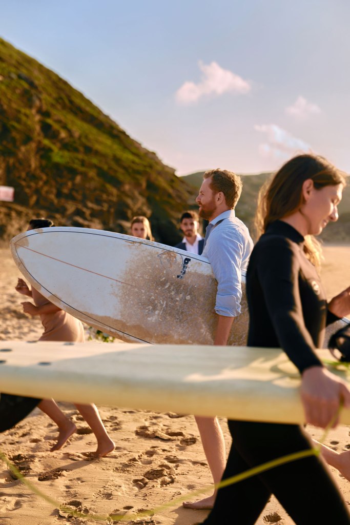 Elopement Strand Algarve – Brautpaar schaut sich tief in die Augen, warmes Abendlicht © Chirlyart