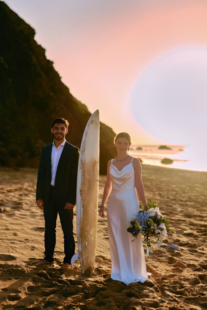 Strandhochzeit Portugal – Brautpaar an der Algarve Küste, goldene Stunde romantisches Licht © Chirlyart
