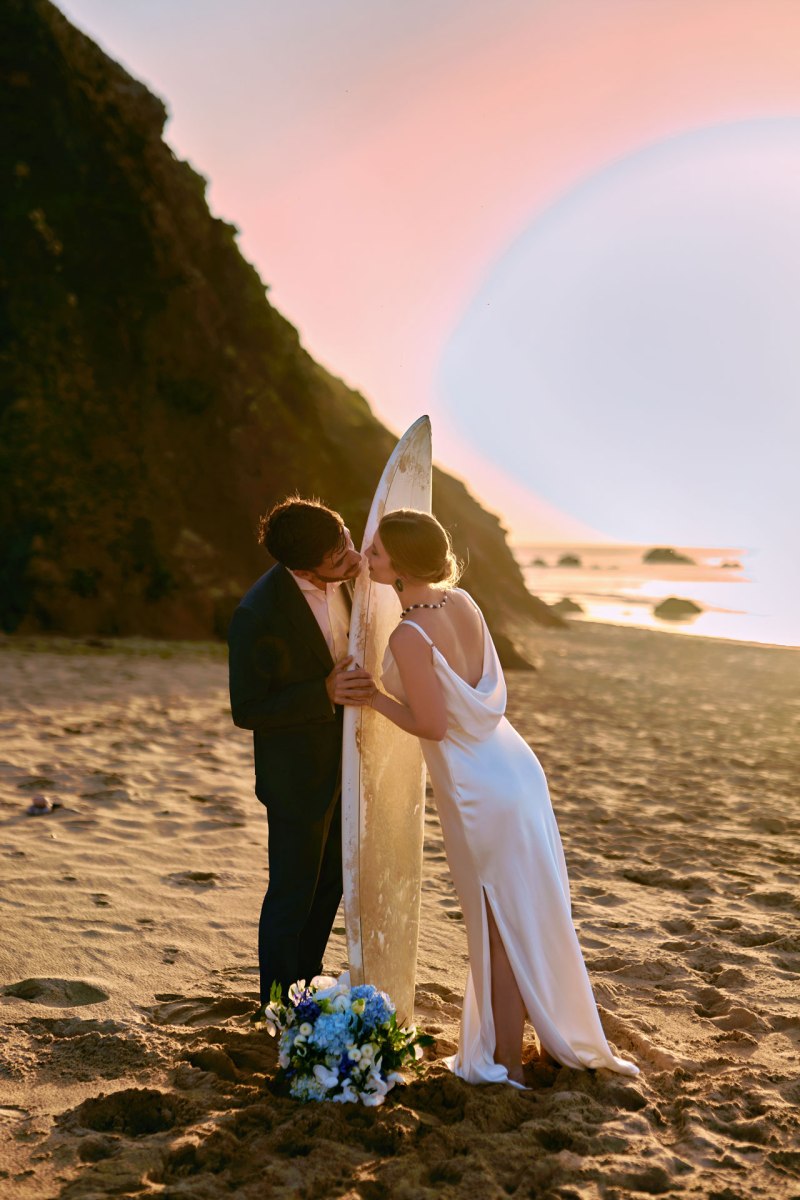 Elopement Algarve Strand – Brautpaar bei Sonnenuntergang goldenes Licht Portugal © Chirlyart