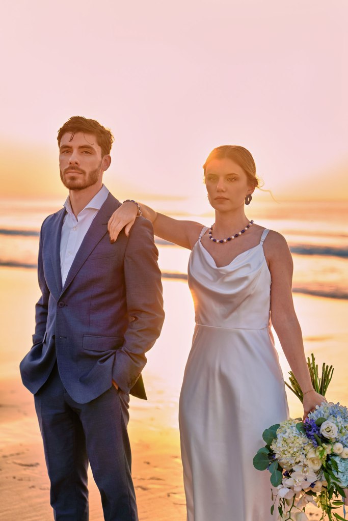 Strandhochzeit Portugal – zartes Paarportrait im letzten Licht des Tages Algarve © Chirlyart