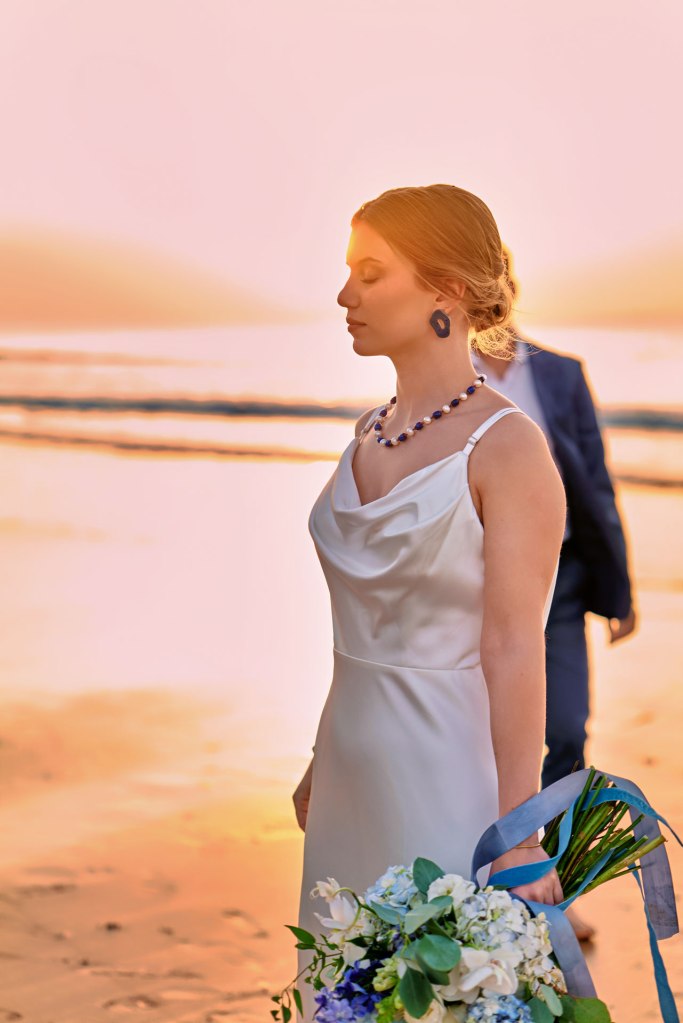 Strandhochzeit Portugal Algarve – intimer Kuss Brautpaar bei goldener Stunde am Meer © Chirlyart