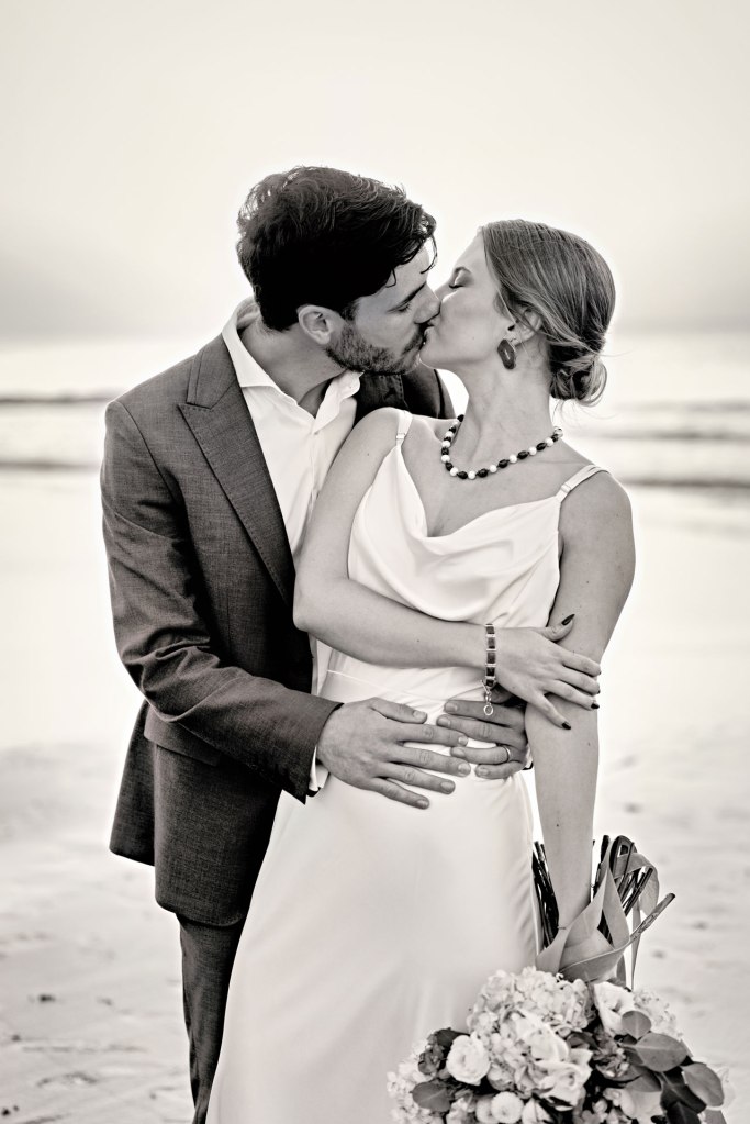 Elopement Portugal – Braut Portrait im fließenden Kleid, goldenes Abendlicht Algarve © Chirlyart