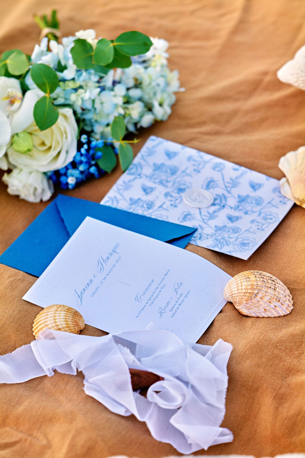 Elopement Algarve Portugal 2024 – Brautpaar in magischem Abendlicht am Strand, ewige Liebe © Chirlyart