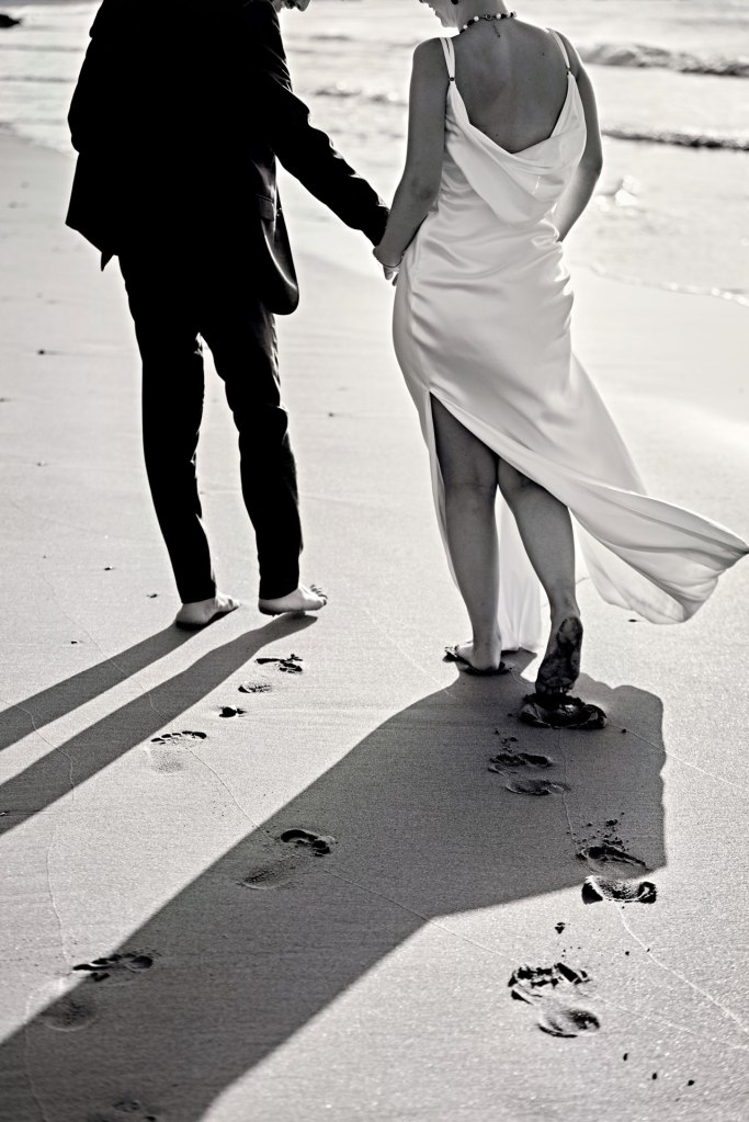 Elopement Portugal Algarve – Braut im eleganten Kleid beim Spaziergang am goldenen Strand © Chirlyart