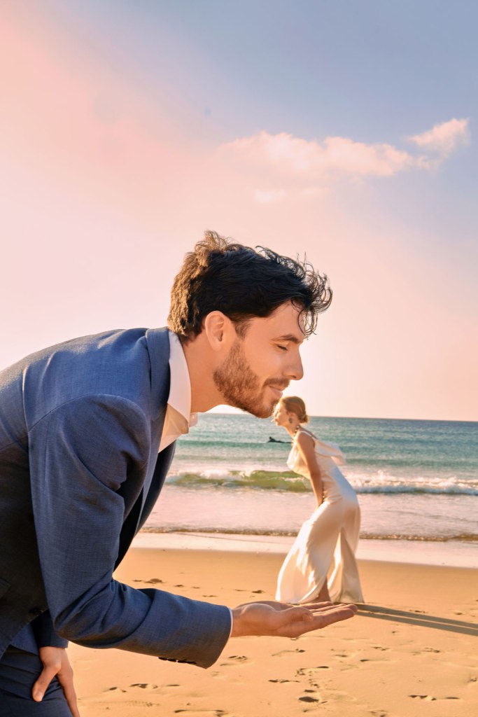 Strandhochzeit Algarve – Brautpaar in intimer Stimmung am Atlantik Portugal © Chirlyart