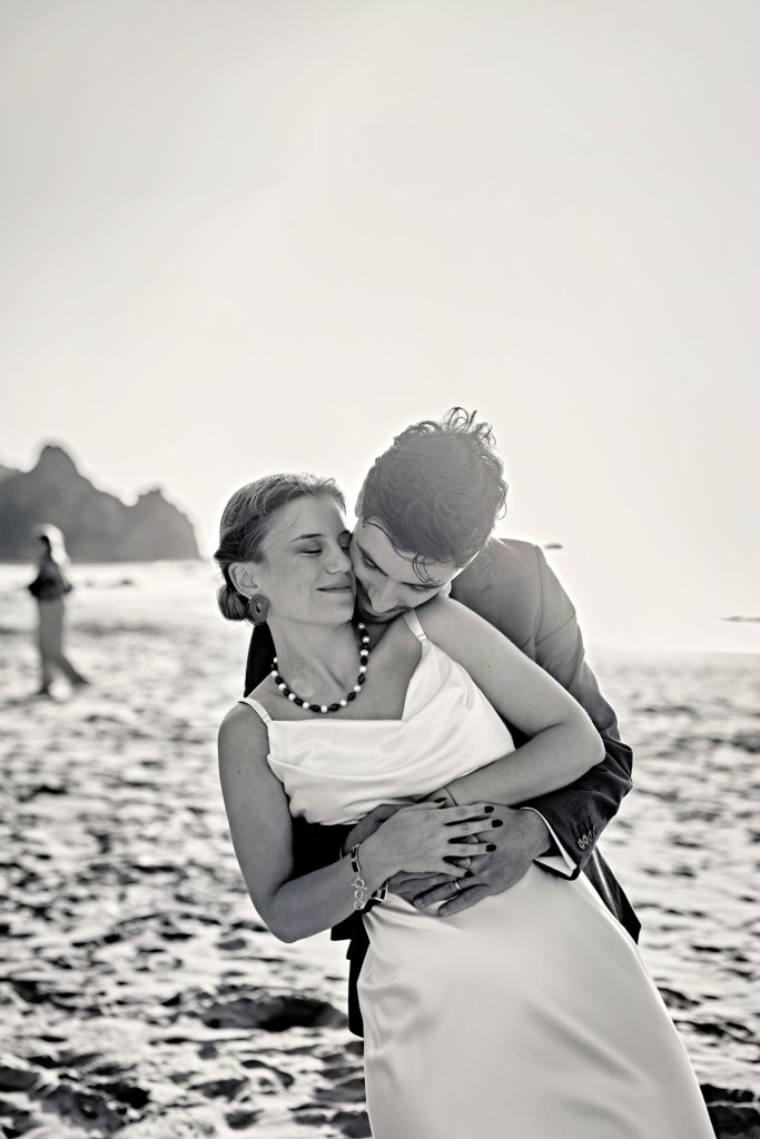 Elopement Portugal Braut – elegantes Portrait im goldenen Abendlicht am Strand Algarve © Chirlyart