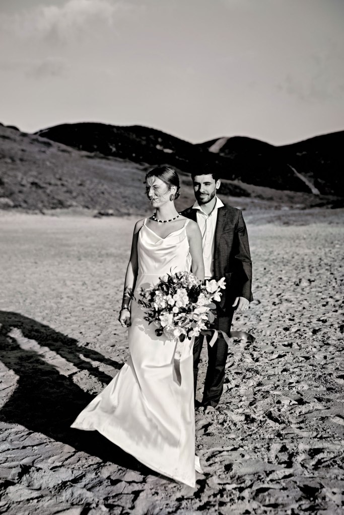 Elopement Hochzeit Algarve – Brautpaar läuft durch den Sand bei Sonnenuntergang © Chirlyart